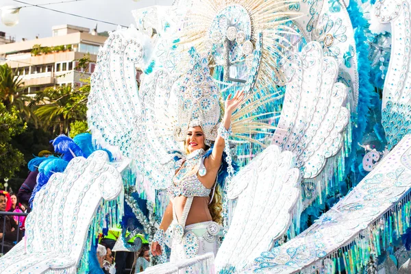 Teneriffa, spanien - mar 4: im berühmten karneval der santa cruz de teneriffa, charaktere und gruppen im rhythmus der percussion. 4. März 2014, Teneriffa, Kanarische Inseln, Spanien. — Stockfoto