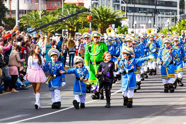 Teneriffa, spanien - mar 4: im berühmten karneval der santa cruz de teneriffa, charaktere und gruppen im rhythmus der percussion. 4. März 2014, Teneriffa, Kanarische Inseln, Spanien. — Stockfoto