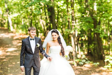 Gelin ve damat yaz park açık havada yürüyüş