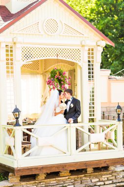 Düğün, güzel romantik gelin ile damat öpüşme ve kucaklayan