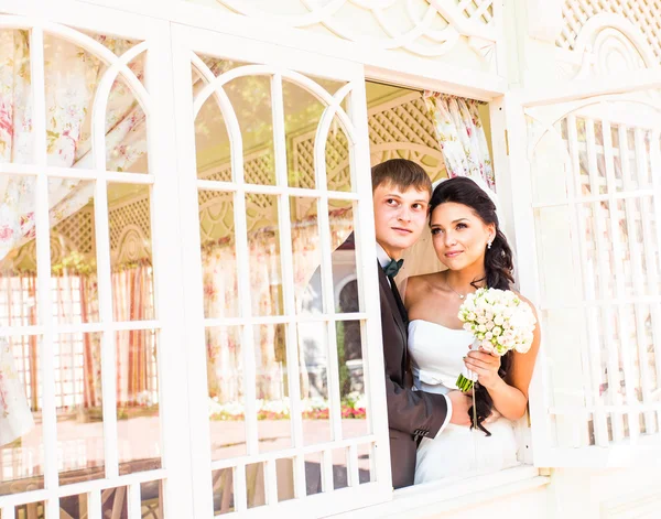 Noiva e noivo tendo um momento romântico em seu dia do casamento . — Fotografia de Stock