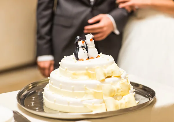 上部にペンギンの置物でウェディング ケーキ — ストック写真