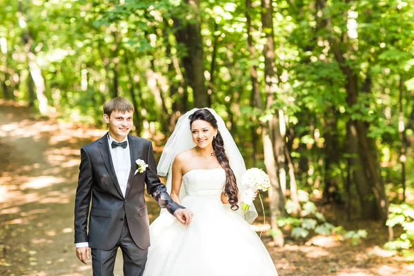 Gelin ve damat yaz park açık havada yürüyüş