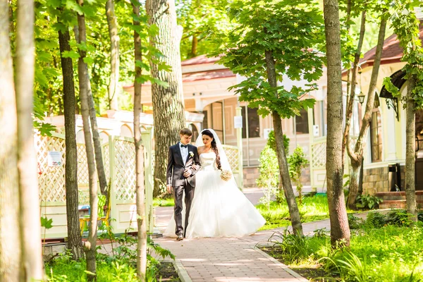 Novia y novio teniendo un momento romántico en el día de su boda . — Foto de Stock