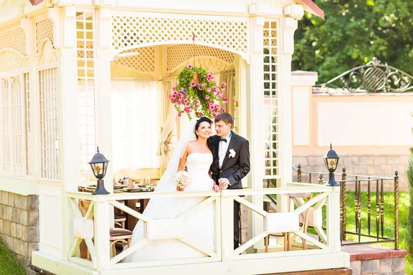 Novia y novio teniendo un momento romántico en el día de su boda . —  Fotos de Stock