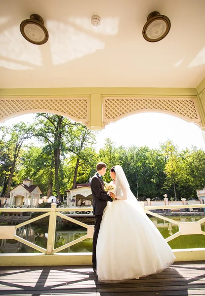 Жених и невеста наслаждаются романтическим моментом в день свадьбы . — стоковое фото