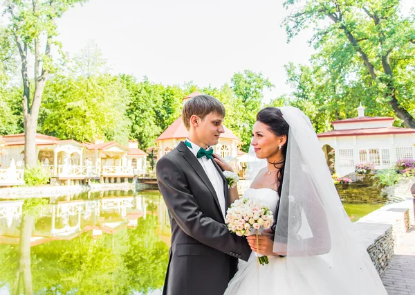 Novia y novio teniendo un momento romántico en el día de su boda . — Foto de Stock