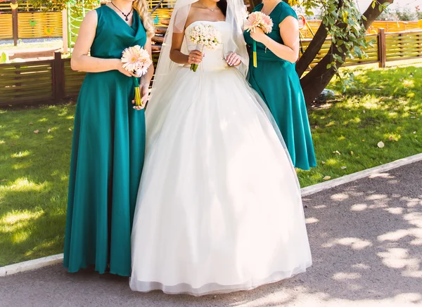 Sposa, fila di damigelle con mazzi di fiori alla grande cerimonia nuziale . — Foto Stock