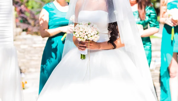 Brud, rad brudtärnor med buketter vid stora bröllopsceremoni. — Stockfoto