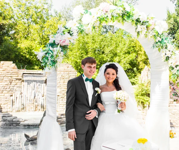 Noiva e noivo sob Archway — Fotografia de Stock