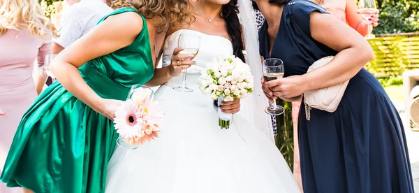 Noiva, fila de damas de honra com buquês na grande cerimônia de casamento . — Fotografia de Stock