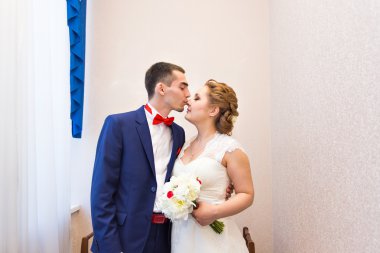 Gelin ve damat onların düğün günü romantik bir an olması