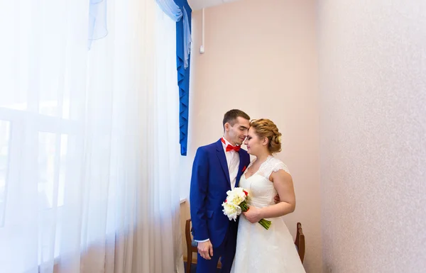 Braut und Bräutigam bei einem romantischen Moment am Hochzeitstag — Stockfoto