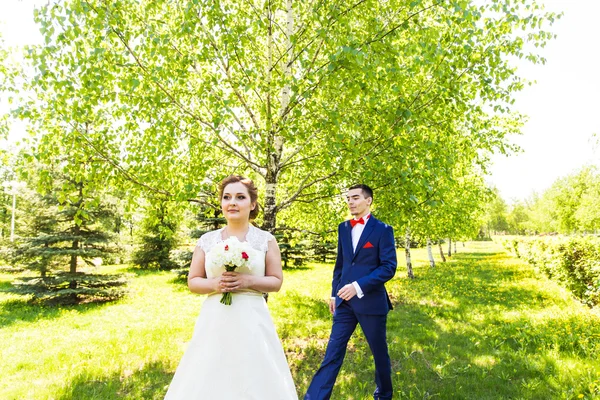 Junge schöne Braut wartet auf Bräutigam im Frühlingspark — Stockfoto