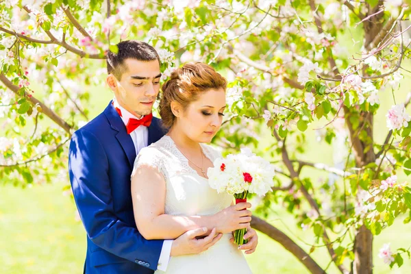 Весільна пара у весняній природі — стокове фото