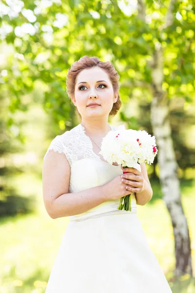 Retrato da jovem noiva no jardim da primavera — Fotografia de Stock