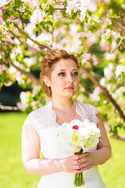 Ritratto di giovane sposa nel giardino primaverile — Foto Stock