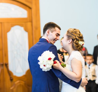 nazik şık mutlu gelin ve damat, ilk dans