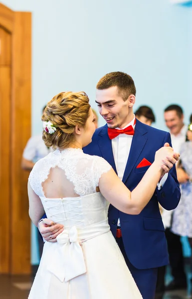 Första dansen av mild elegant lyckliga bruden och brudgummen — Stockfoto