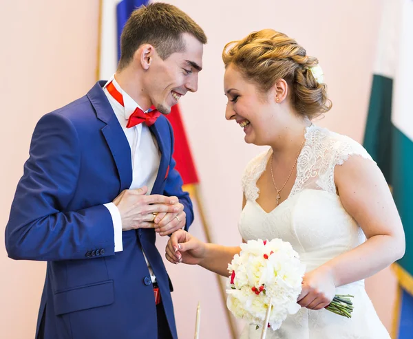 El novio lleva el anillo. Ceremonia de boda . — Foto de Stock