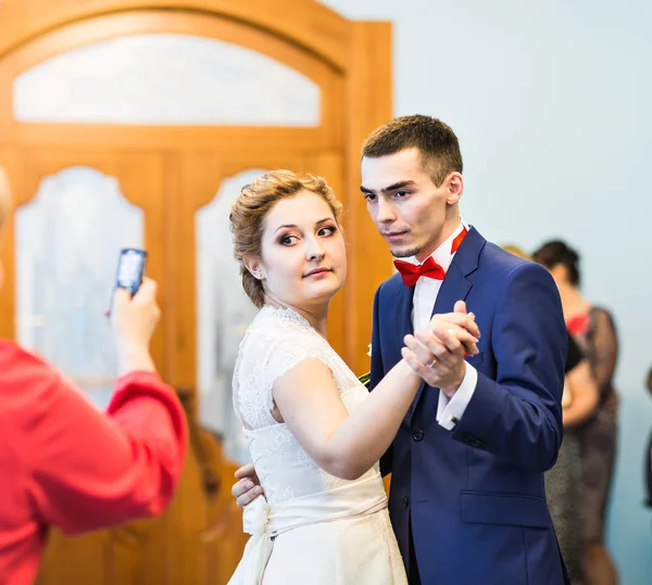 Invitado tomando foto de fiesta de boda — Foto de Stock