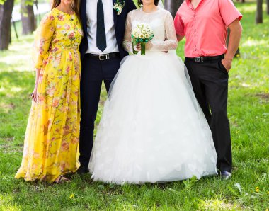 Gelin ve damat Konuklar ile kutluyor