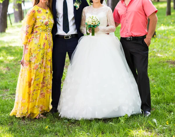 Noiva e noivo comemorando com convidados — Fotografia de Stock