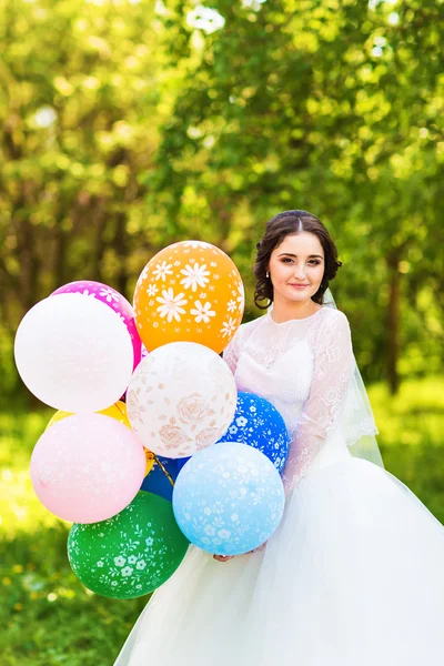 Hermosa novia con globos de colores —  Fotos de Stock