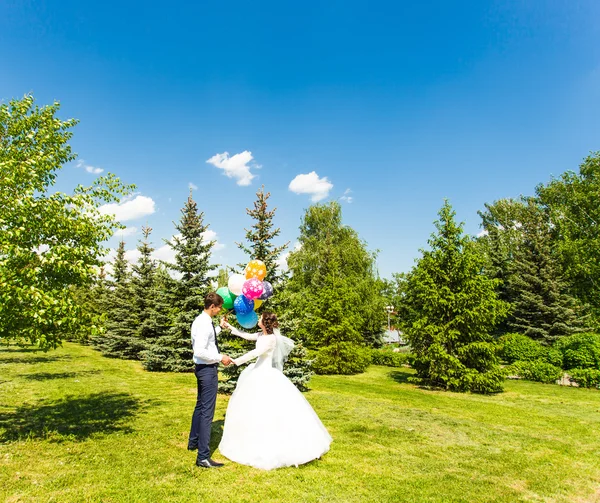 Belle mariée et marié avec des ballons colorés — Photo