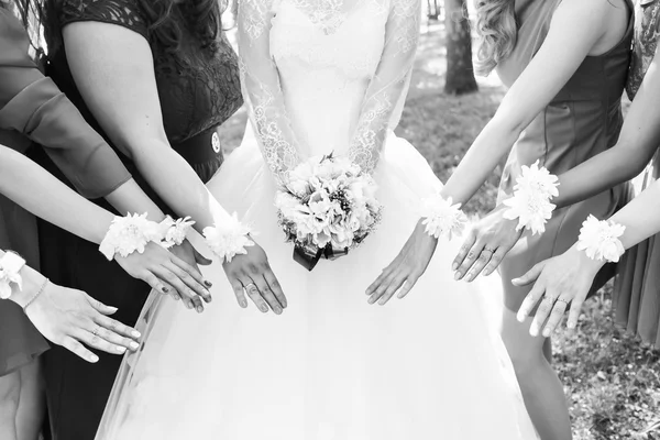 신부와 신부 들러리는 그들의 손아귀에 아름 다운 꽃을 보여주는. — 스톡 사진