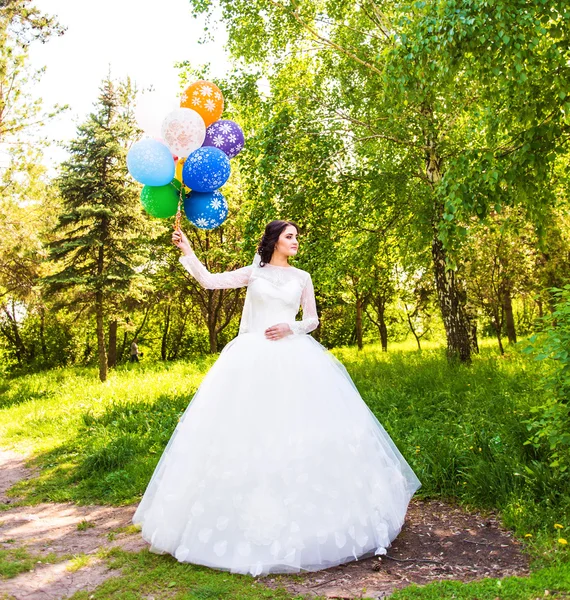 Красива наречена з різнокольоровими кульками — стокове фото