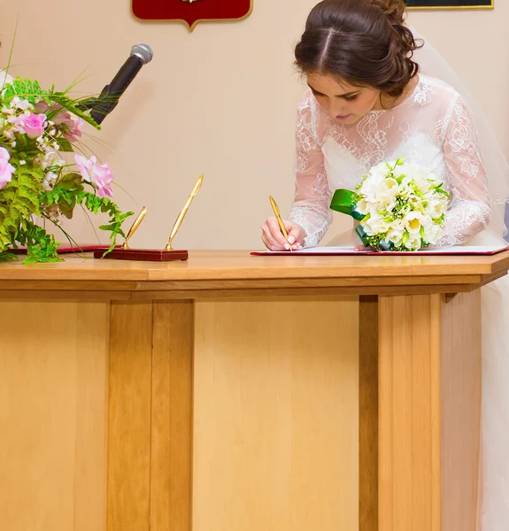 Cerimônia de casamento. Casamento casal deixando suas assinaturas — Fotografia de Stock