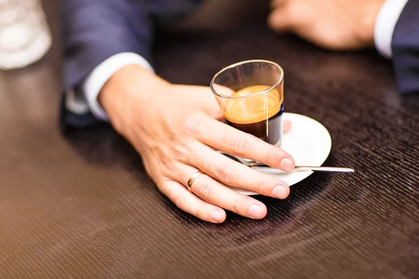 Homem segurando xícara de café de chá pela manhã — Fotografia de Stock