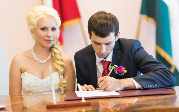 Lo sposo scrive su registrazione di matrimonio — Foto Stock