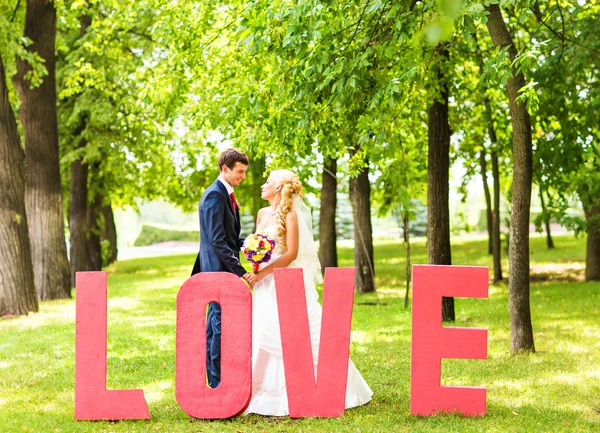 신부 및 신랑 편지 단어 사랑 근처, 단어 사랑 편지의 구성 — 스톡 사진