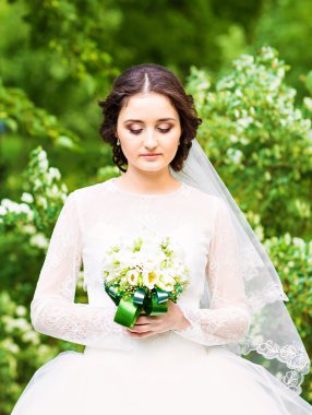 Bahar bahçe beyaz elbiseli güzel gelin