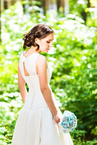 Bella sposa con bouquet da sposa all'aperto — Foto Stock