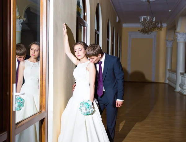 Reflektion i spegeln skonsam romantiska bruden och brudgummen — Stockfoto
