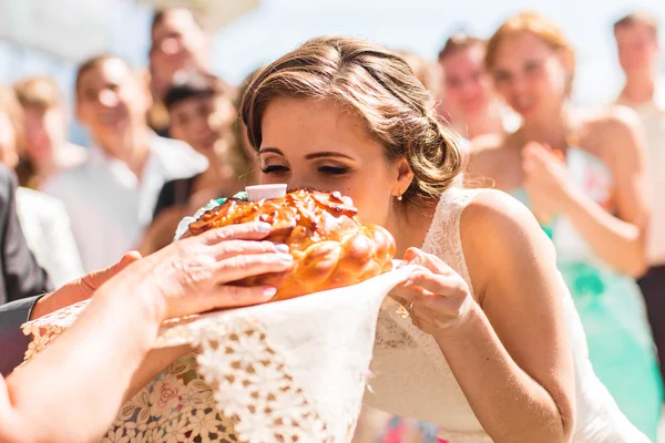 Rolo redondo de casamento russo. Pão de casamento com sal. Cerimônia de casamento russo — Fotografia de Stock