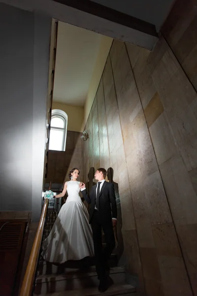 Щаслива наречена і наречена на темних сходах — стокове фото