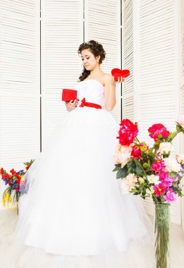 Sevgililer günün kutlu olsun. Kırmızı kalp gelinle. Düğün ve Sevgililer kavramı.