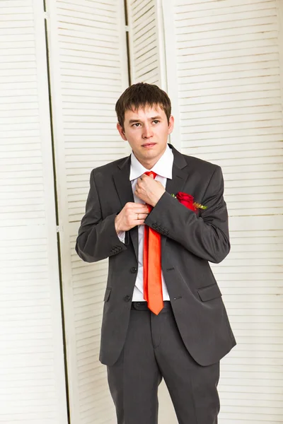 Novio enderezando su corbata — Foto de Stock