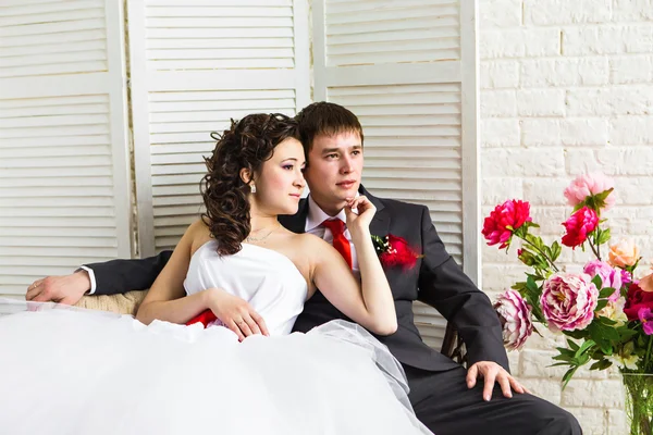 Νύφη και ο γαμπρός που περιβάλλεται από λουλούδια — Φωτογραφία Αρχείου