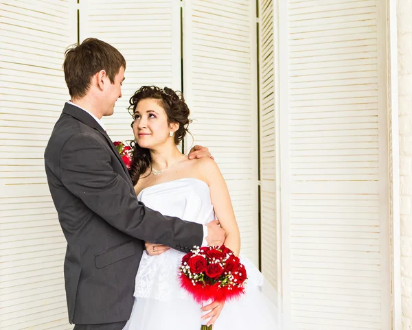 Junges Hochzeitspaar. Bräutigam und Braut zusammen — Stockfoto