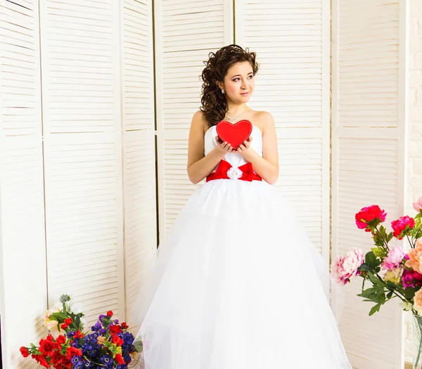 Fröhlicher Valentinstag. Braut mit rotem Herz. Hochzeits- und Valentinskonzept. — Stockfoto