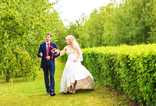 Romantische bruidspaar plezier samen buiten in de natuur — Stockfoto