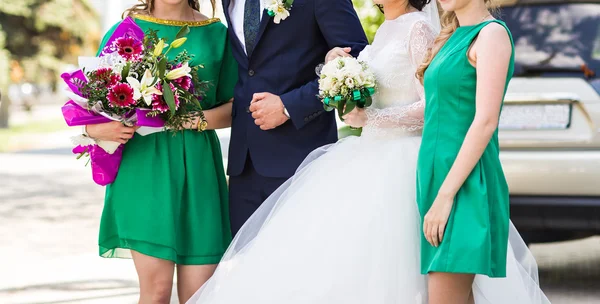 Sposa e le sue damigelle d'onore indossano abiti da damigella d'onore verde chiaro — Foto Stock