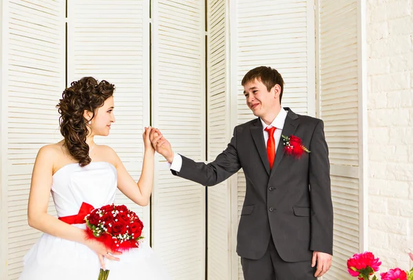 Junges Hochzeitspaar. Bräutigam und Braut zusammen — Stockfoto