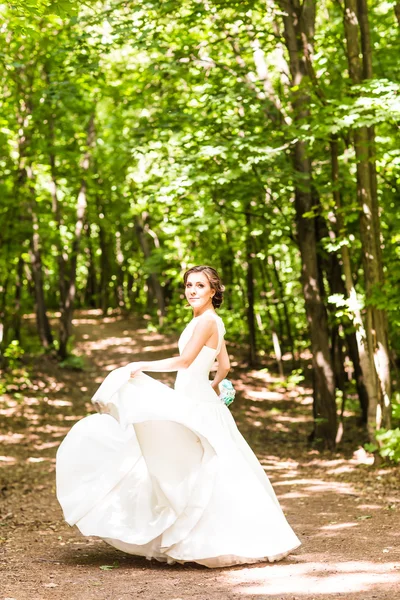 Bella sposa all'aperto — Foto Stock