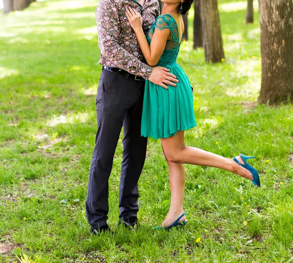 Pareja hombre y mujer Pies in Love Romántico al aire libre Estilo de vida con la naturaleza en el fondo Estilo de moda de moda — Foto de Stock